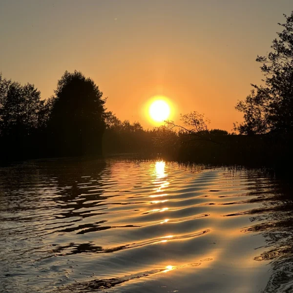 Laivas plaukiantis Nemuno deltos maršrutu