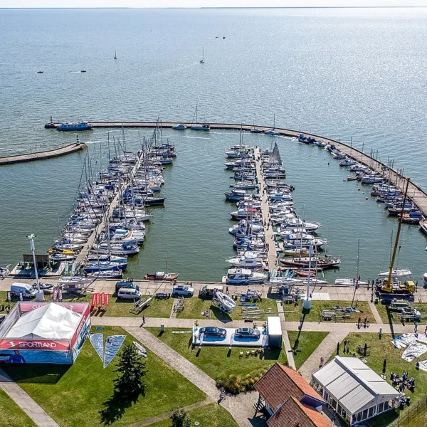 Laivas Mingėje vandens pramogoms ir išvykoms